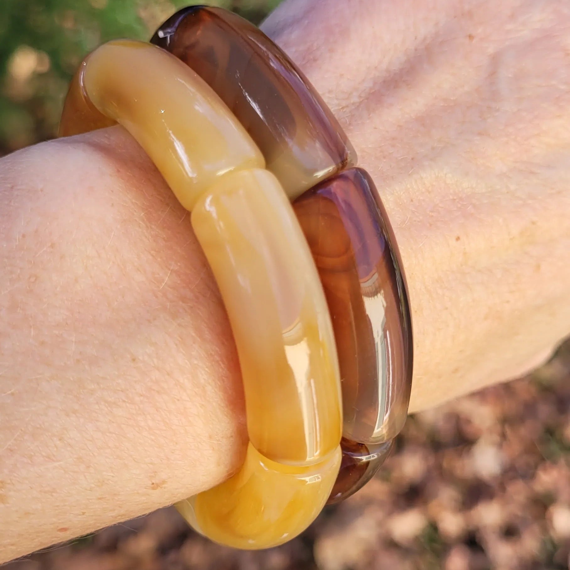 duo Dione, bracelets en acrylique à la mode au fini opalescent miel et ambre