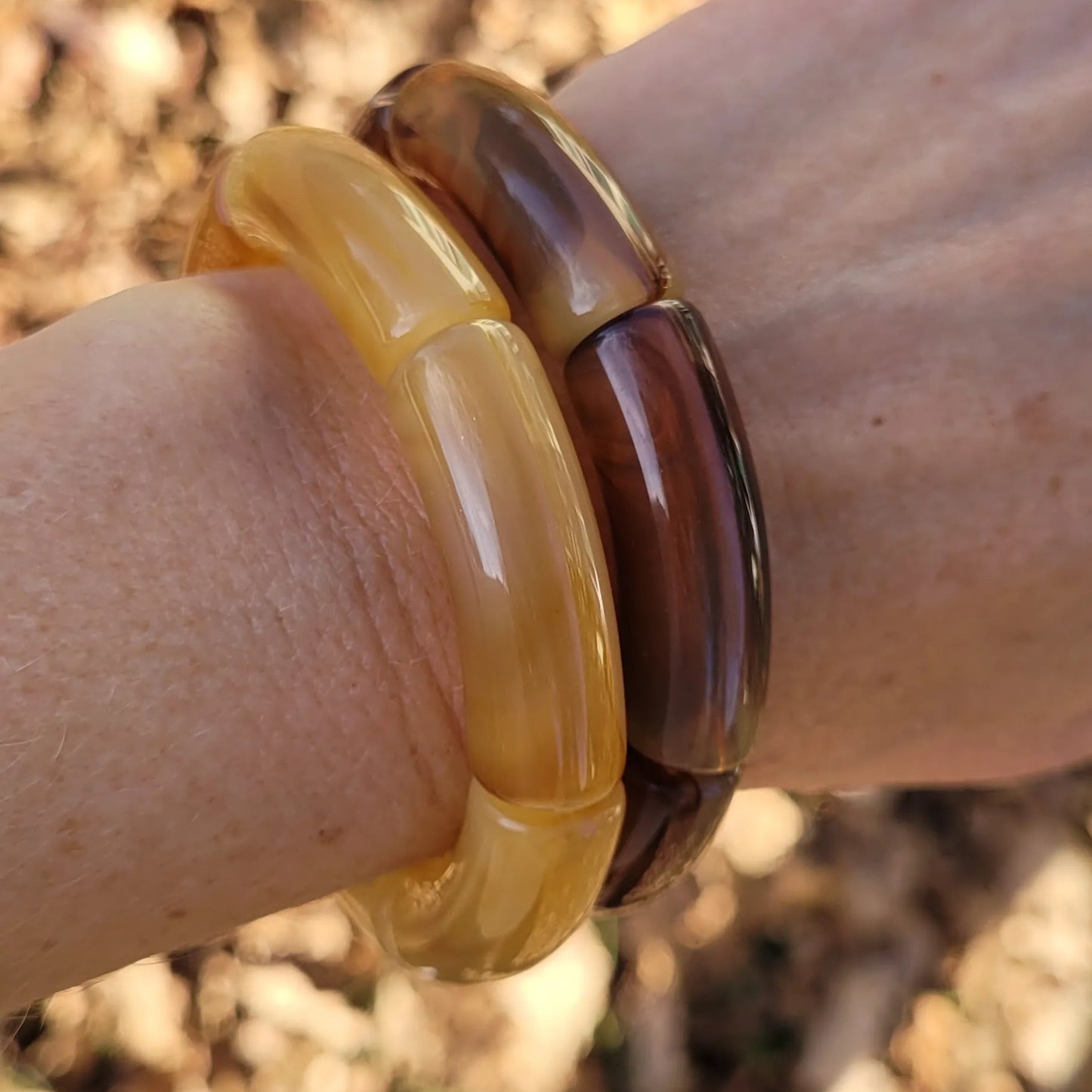 duo Dione, bracelets élastiques en acrylique à la mode au fini opalescent