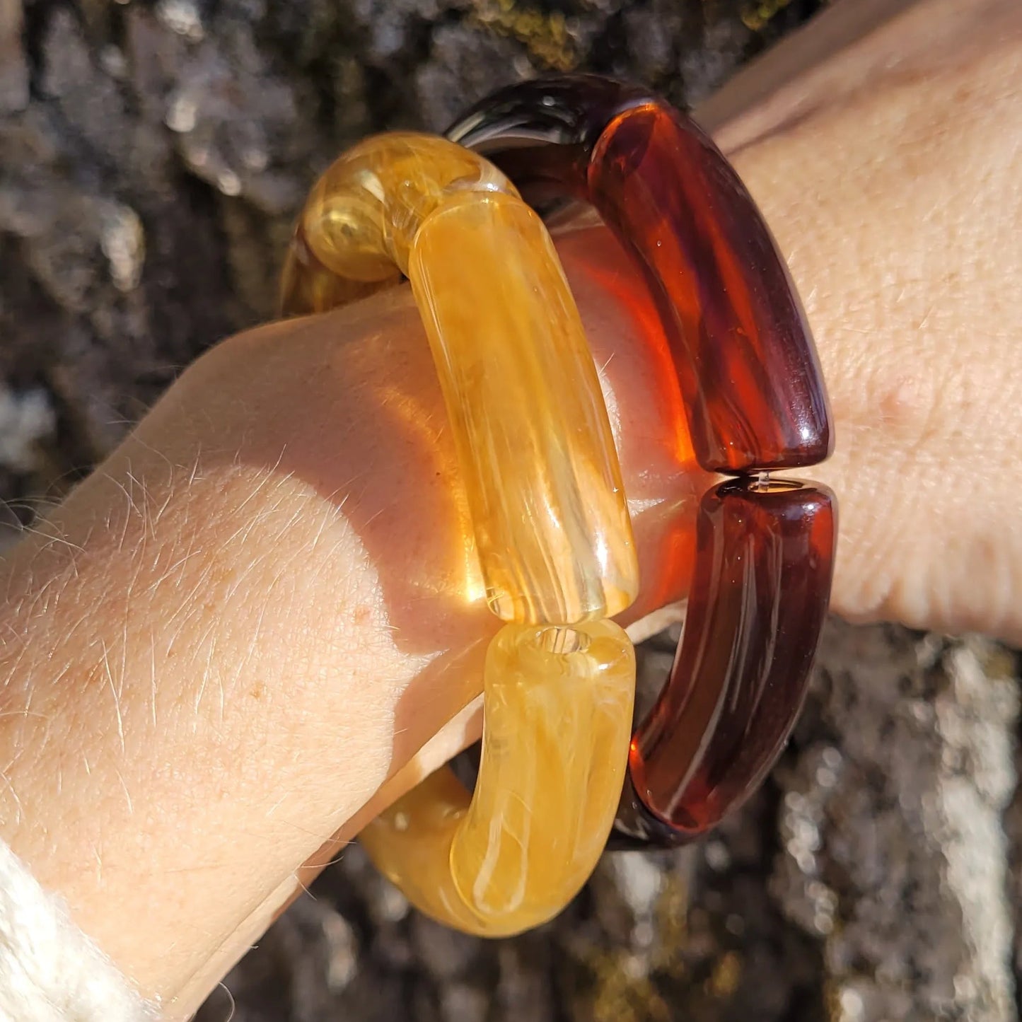 duo Dione, bracelets en perles tube acrylique au fini cristallin et tendance