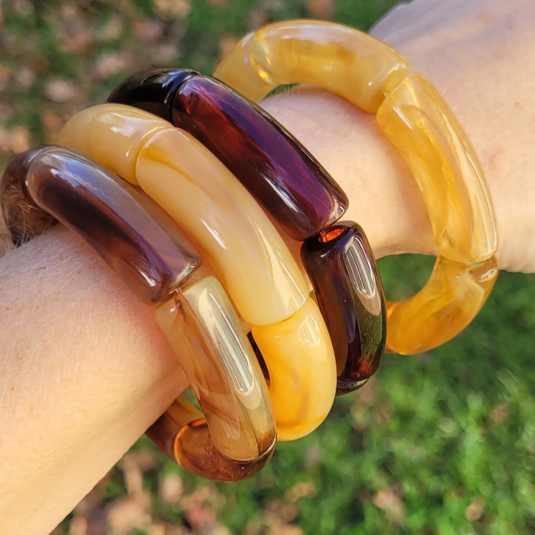 duo Dione, bracelets en perles tube acrylique iconiques au fini cristallin