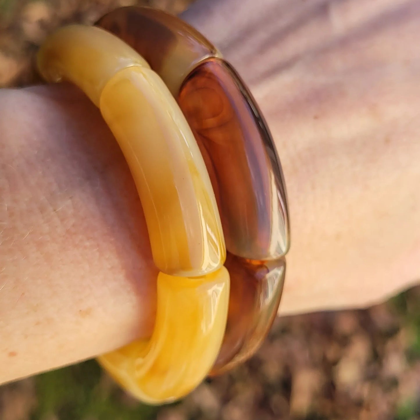 duo Dione, bracelets en perles tube acrylique au fini opalescent et tendance