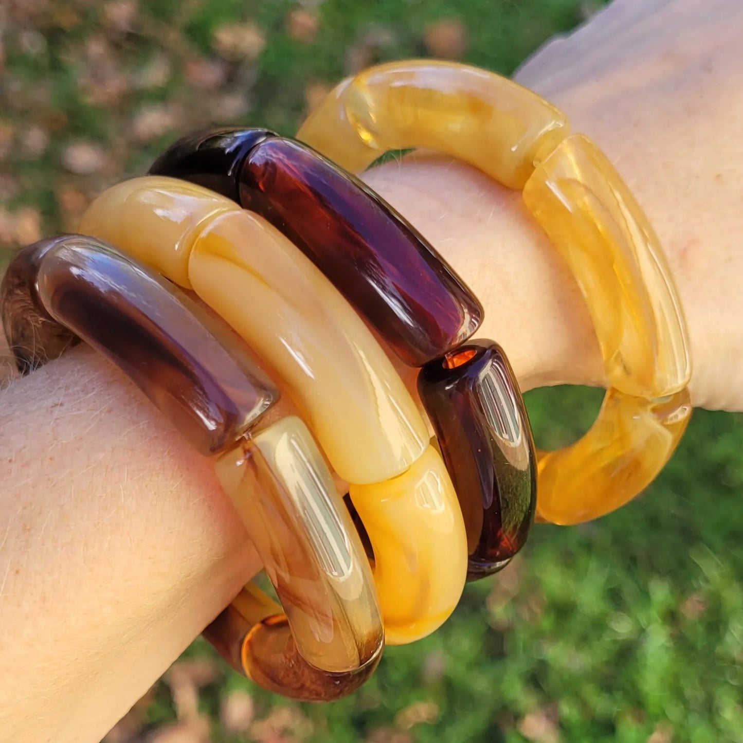 duo Dione, bracelets en perles tube acrylique iconiques au fini opalescent