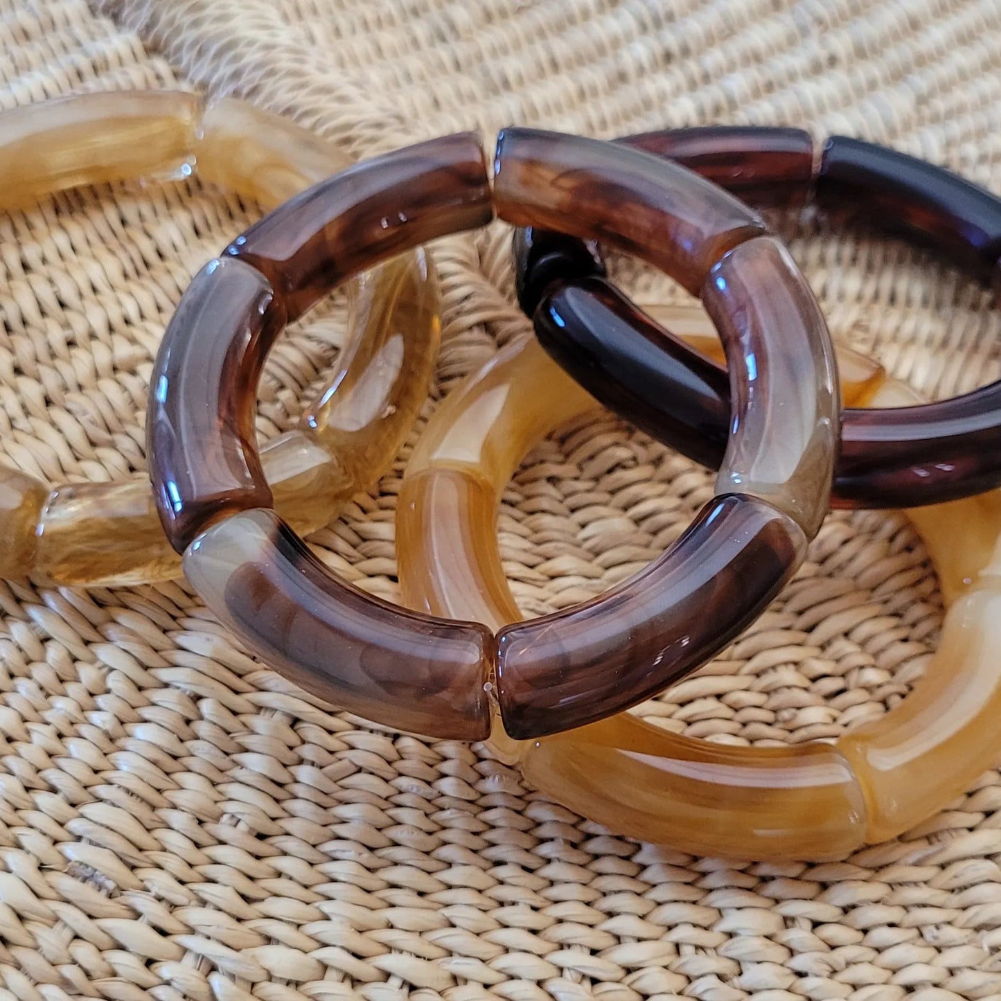 duo Dione, bracelets élastiques en perles tube acrylique au fini opalescent