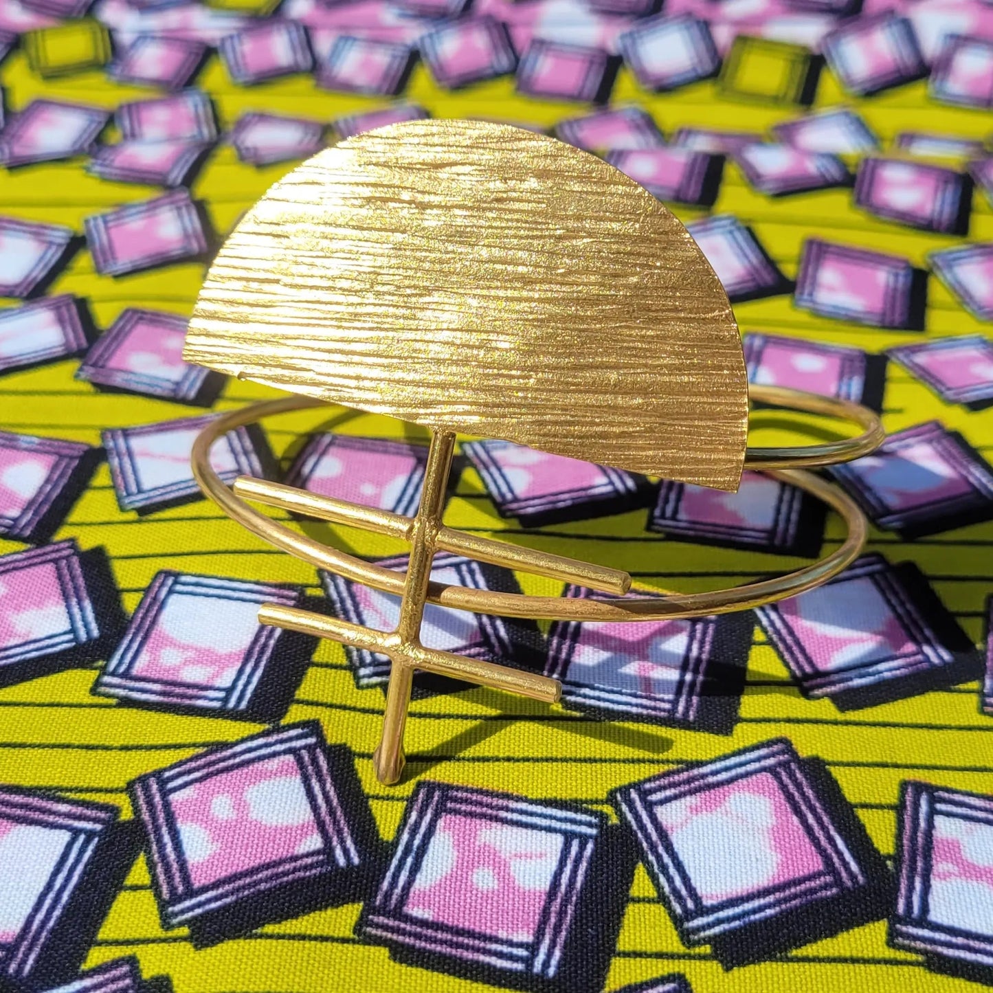 bracelet en bronze Ashanti, une manchette dorée pour femme au fini brossé