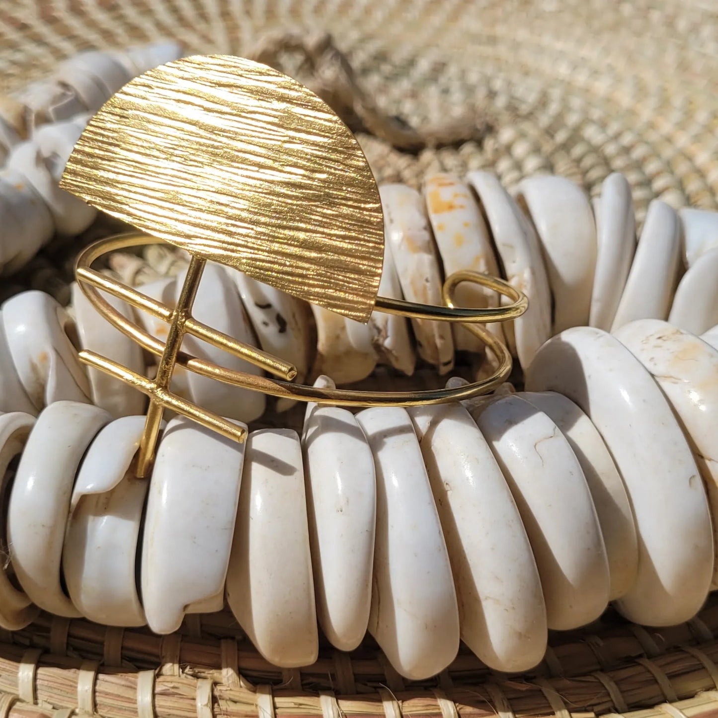 bracelet en bronze Ashanti, une manchette dorée pour femme faite main par des artisans dakarois