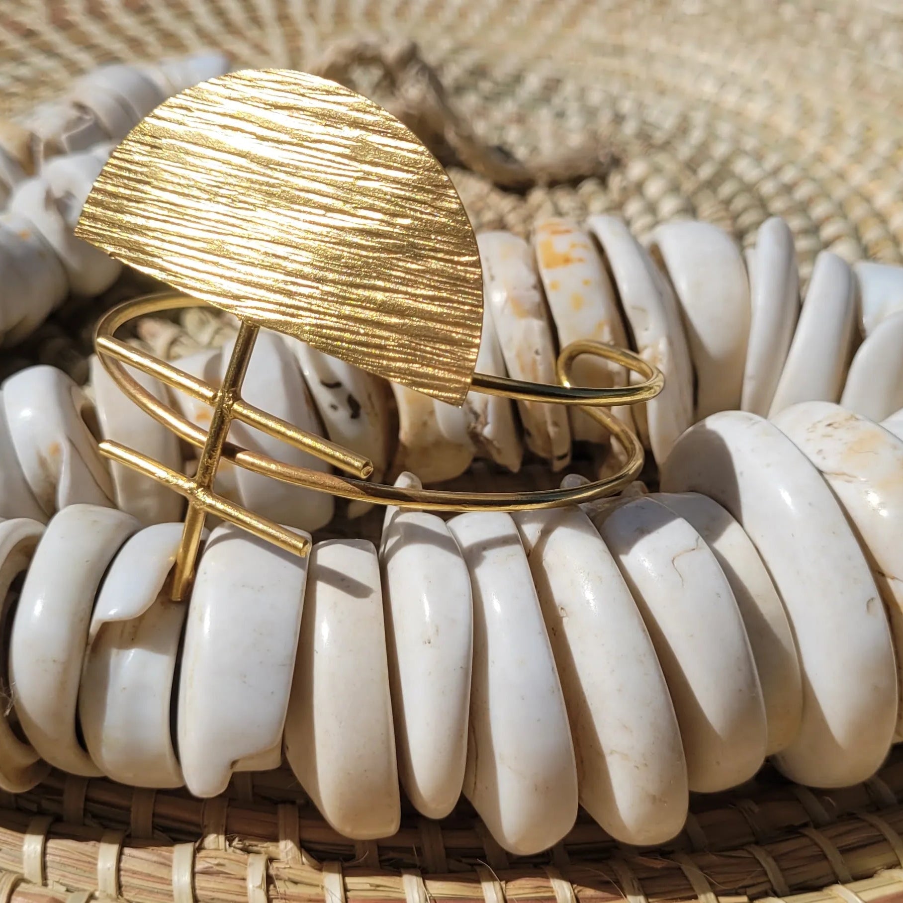 bracelet en bronze Ashanti, une manchette dorée pour femme faite main par des artisans dakarois