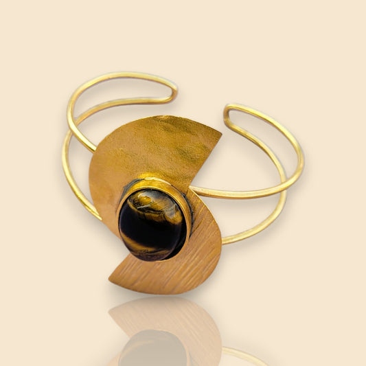 bracelet en bronze Bakari, une manchette dorée pour femme avec une pierre œil de tigre