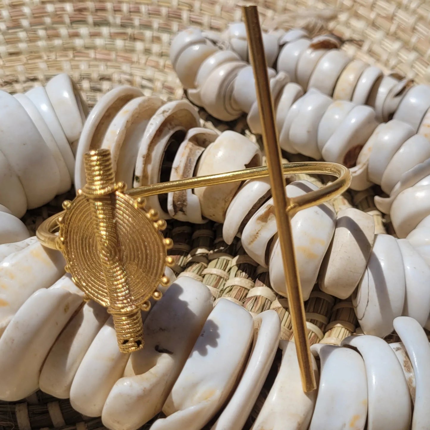 bracelet en bronze Baoulé, un bijou africain ajustable à tous les poignets