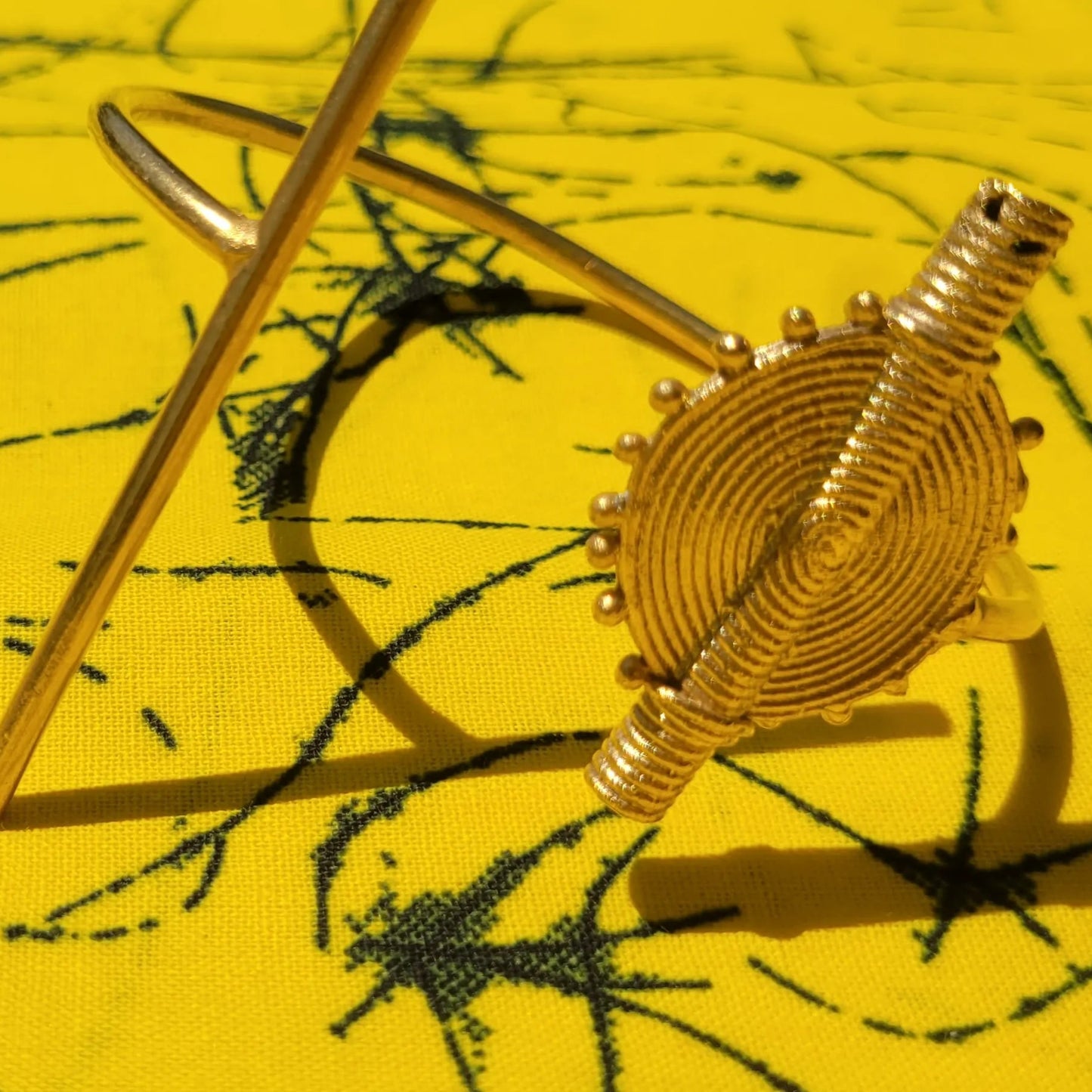 bracelets en bronze Baoulé, des bijoux originaux en forme d’objets ancestraux pour mesurer l’or