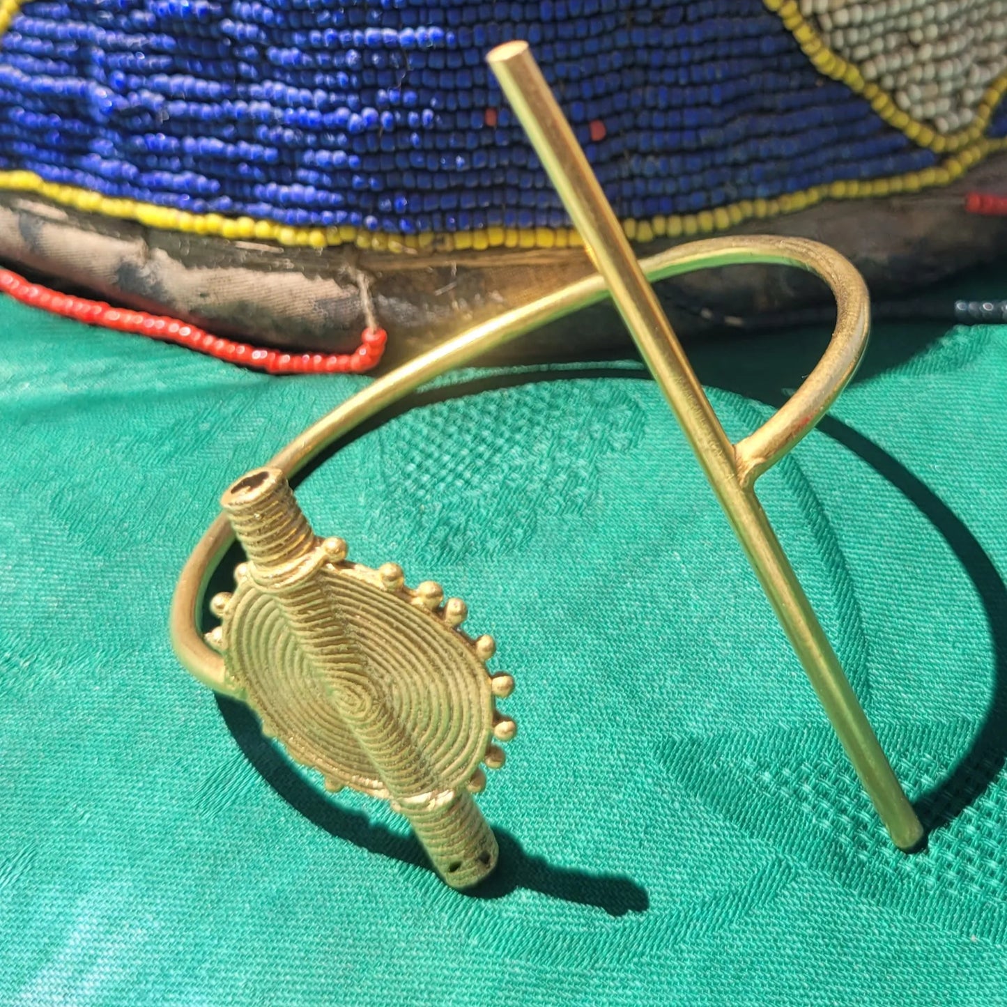 bracelet en bronze Baoulé, une manchette dorée pour femme façonnée au Sénégal