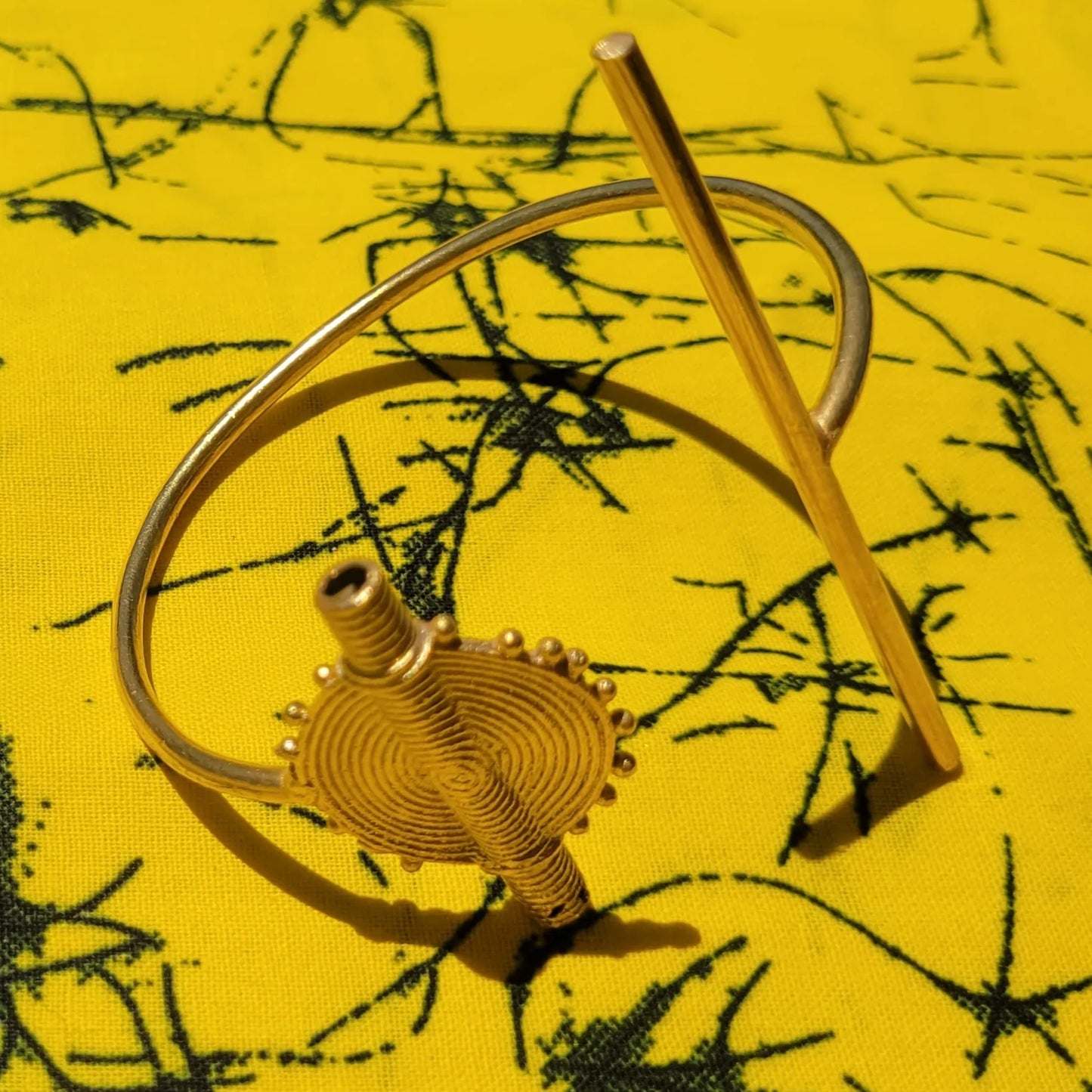 bracelet en bronze Baoulé, une manchette dorée pour femme faite main par des artisans dakarois