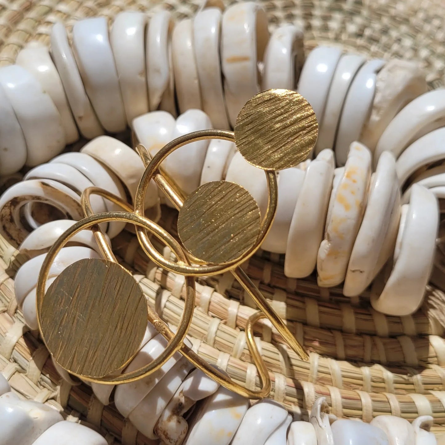 bracelet en bronze Danku, un bijou africain géométrique en forme de constellations