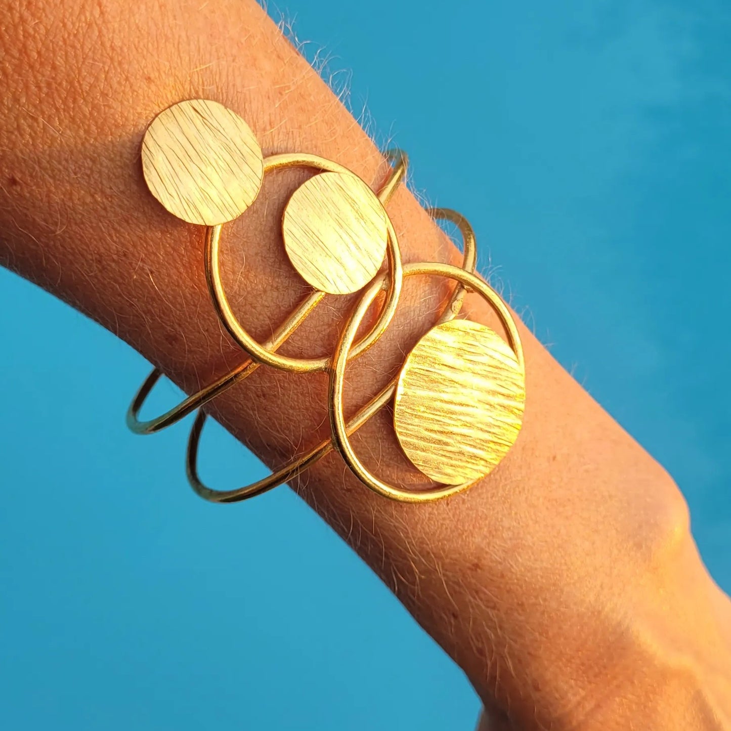 bracelet en bronze Danku, un bijou africain façonné au Sénégal