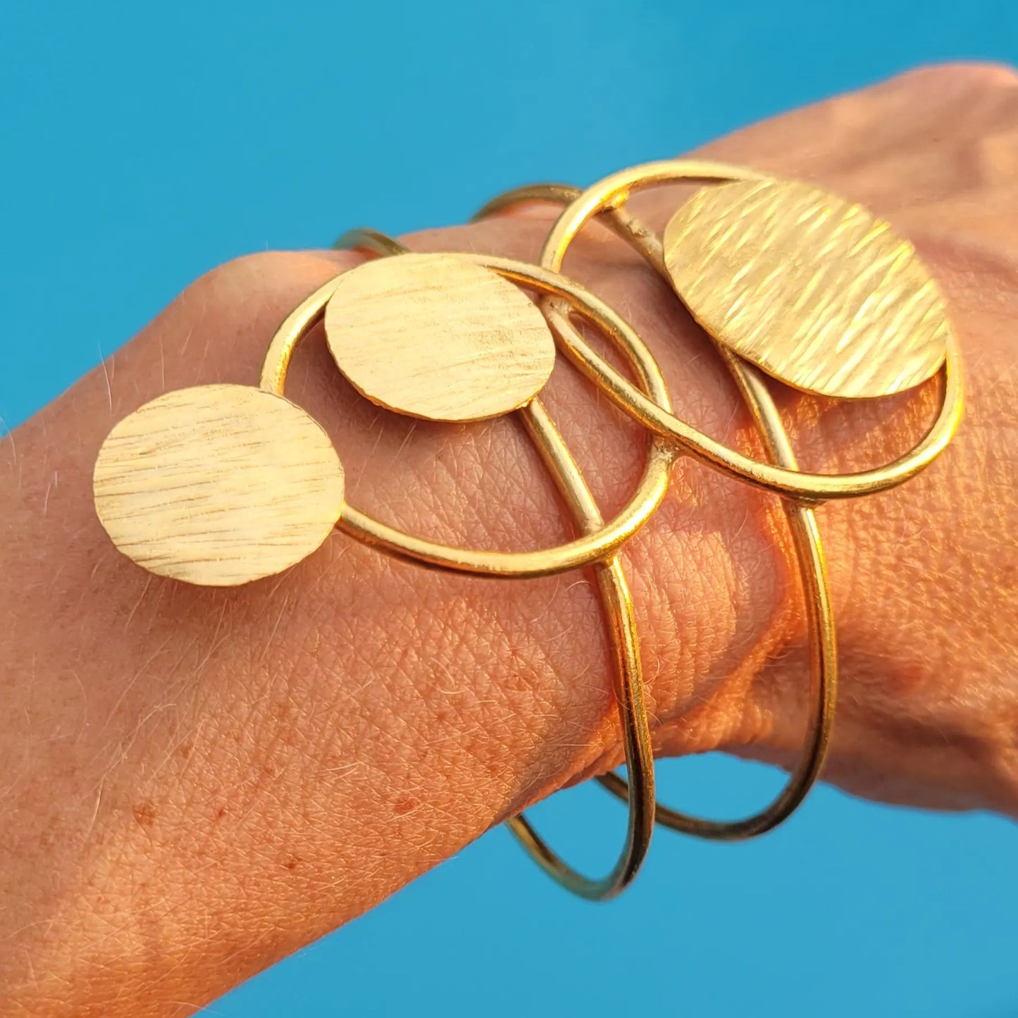 bracelet en bronze Danku, un bijou africain faite main par des artisans dakarois