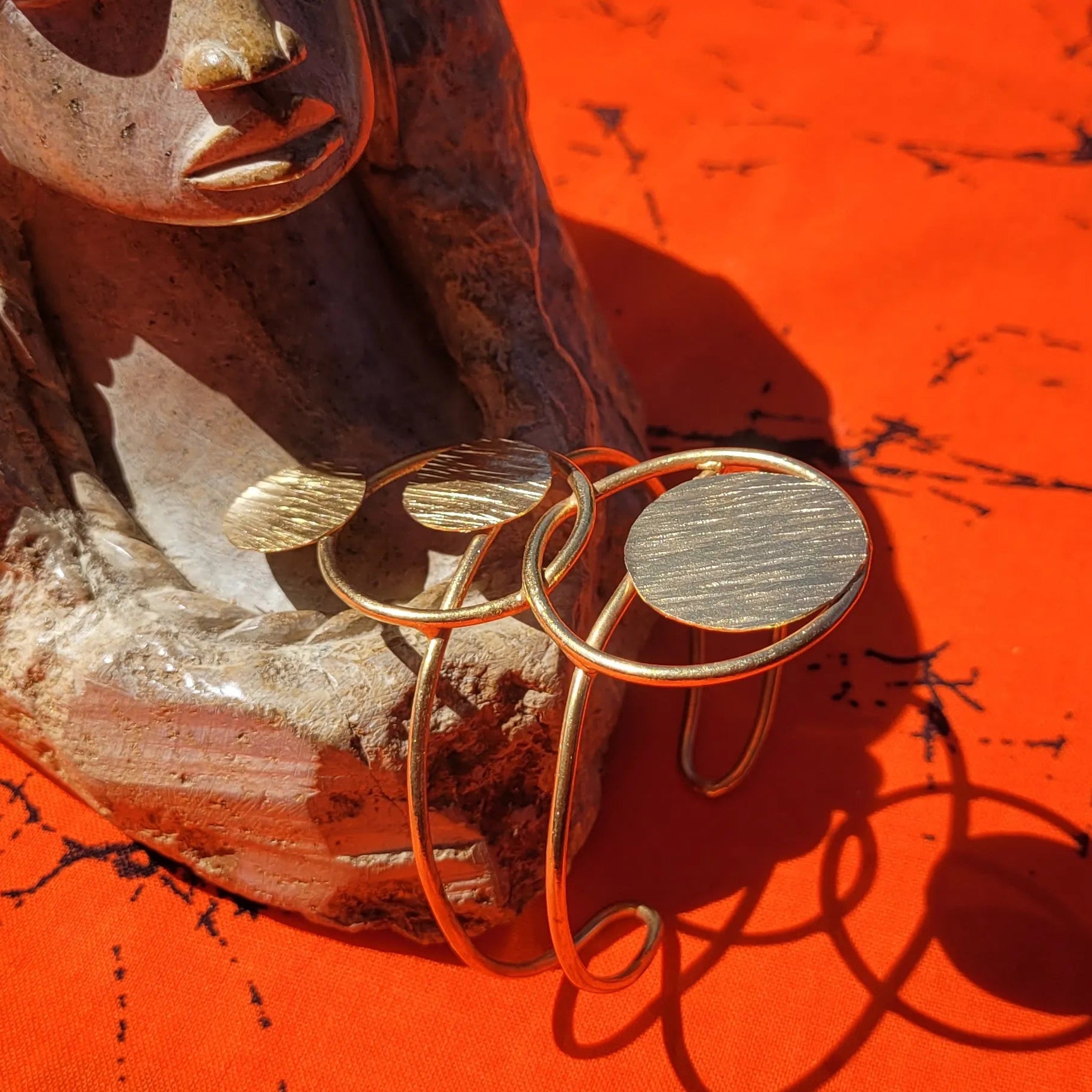 bracelet en bronze Danku, une manchette dorée pour femme ajustable à tous les poignets
