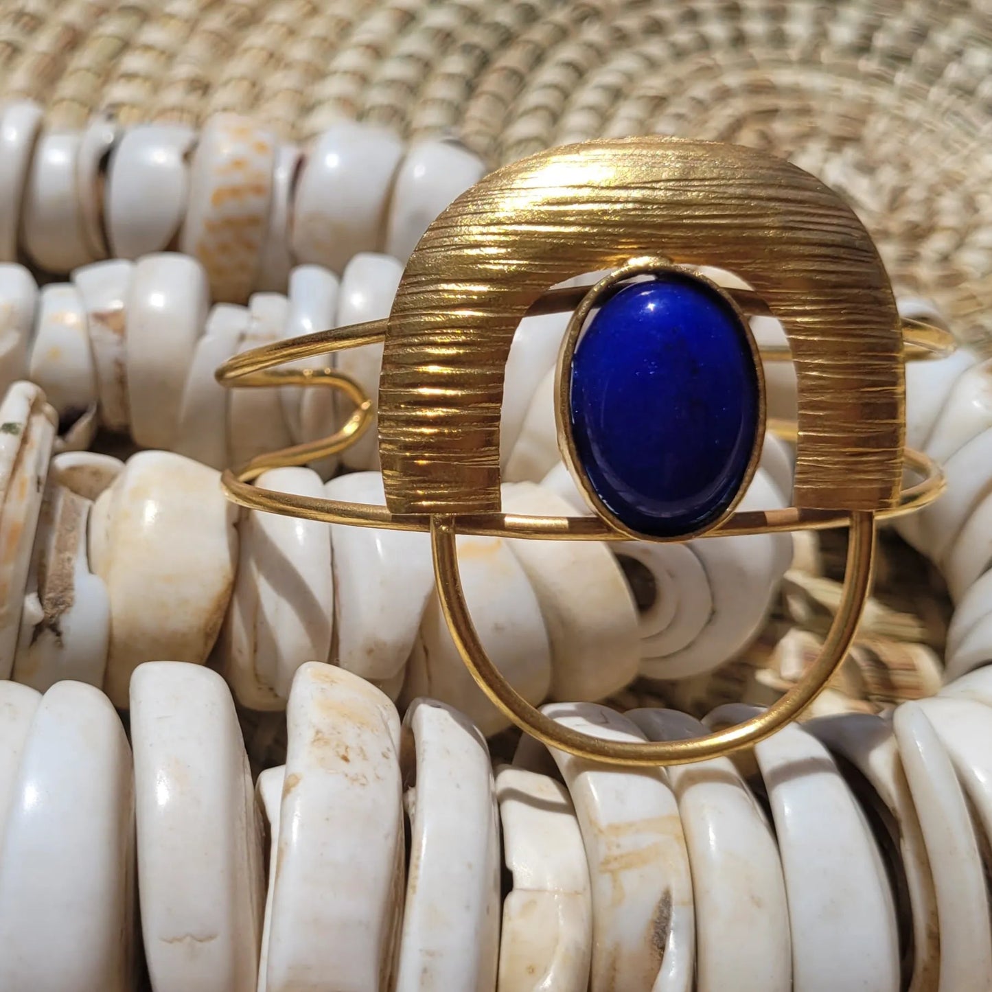 bracelet en bronze Dogon, un bijou africain ajustable à tous les poignets