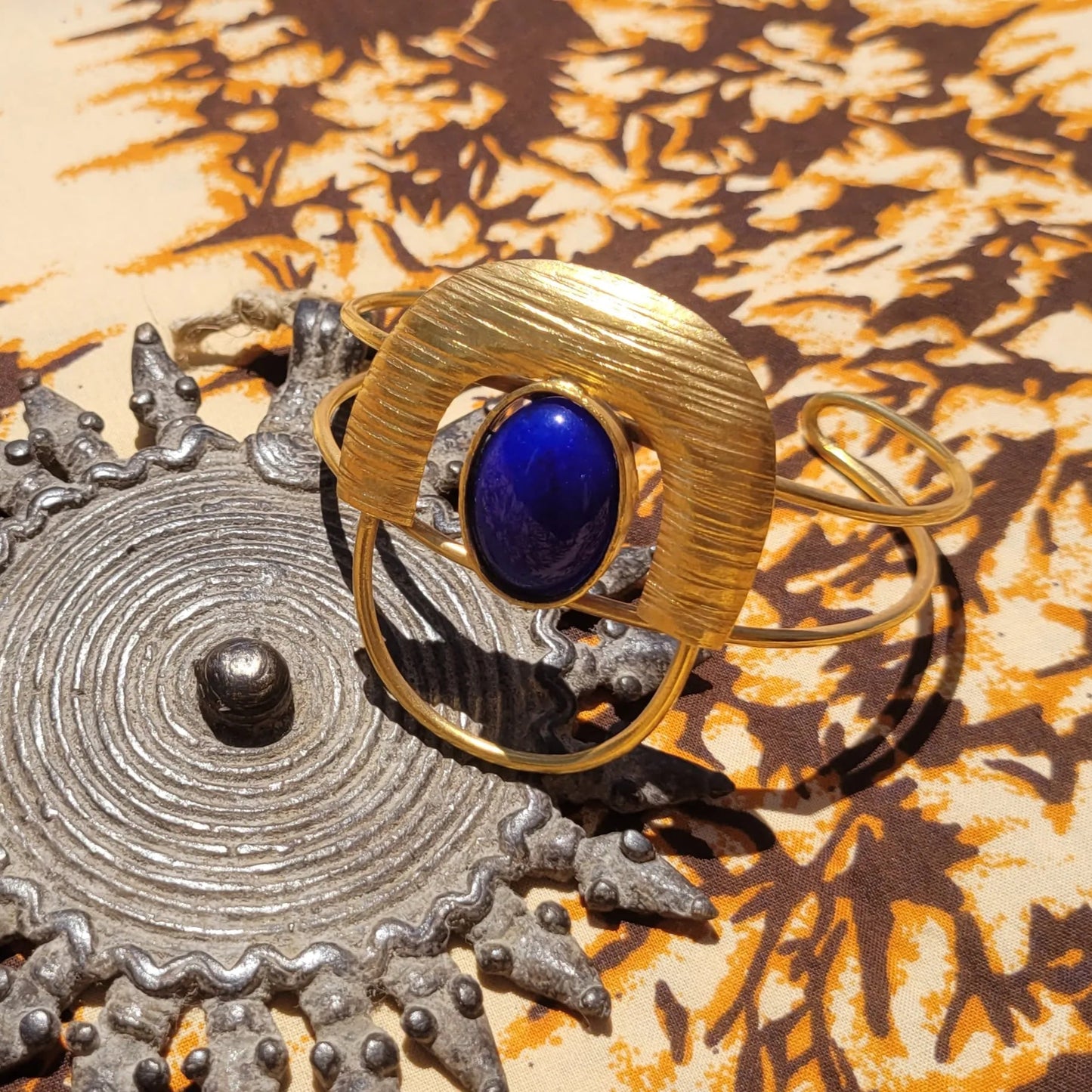 bracelets en bronze Dogon, des bijoux issus de l’artisanat africain avec un cabochon bleu intense