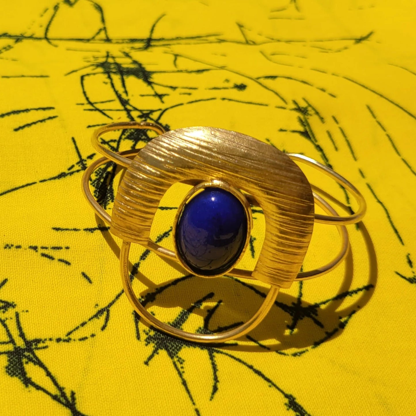 bracelets en bronze Dogon, des bijoux originaux avec un cabochon bleu intense