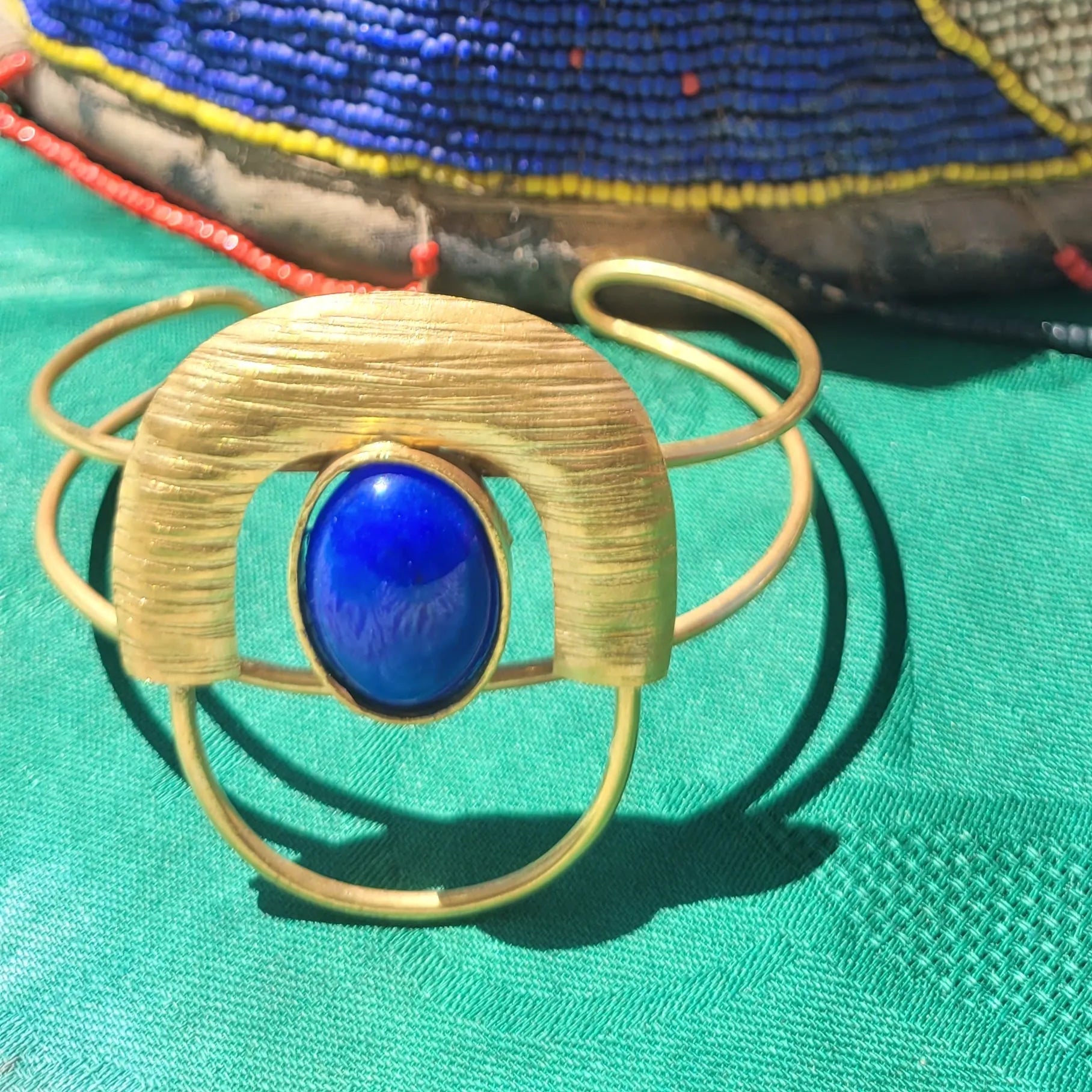 bracelet en bronze Dogon, une manchette dorée pour femme façonnée au Sénégal