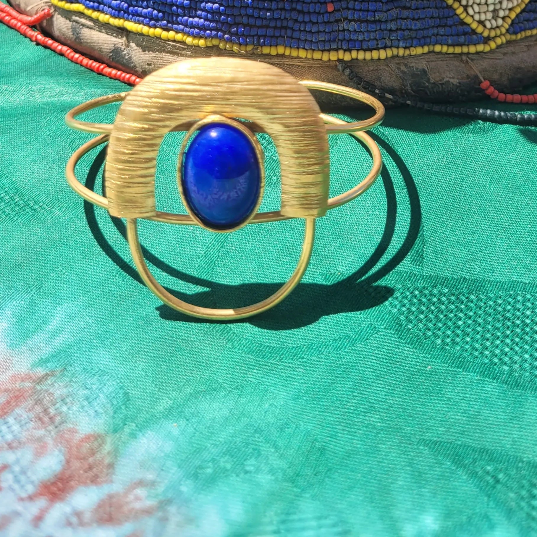 bracelet en bronze Dogon, une manchette dorée pour femme faite main par des artisans dakarois