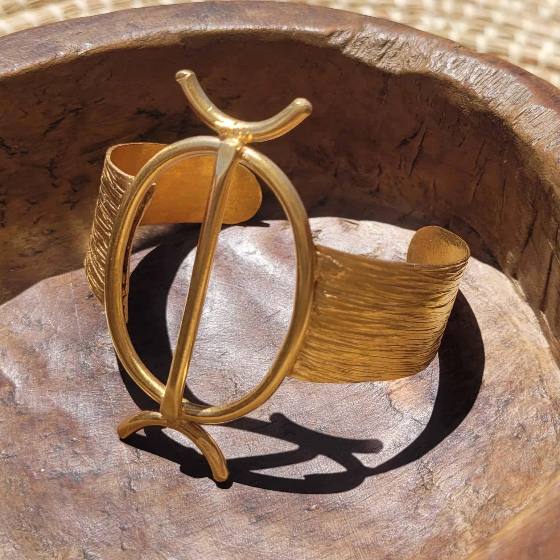 bracelet en bronze Jawo, un bijou africain au fini brossé