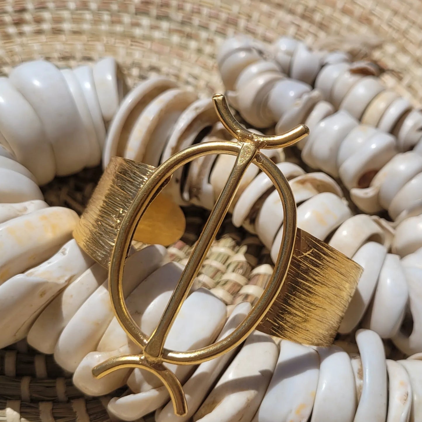 bracelet en bronze Jawo, un bijou africain faite main par des artisans dakarois