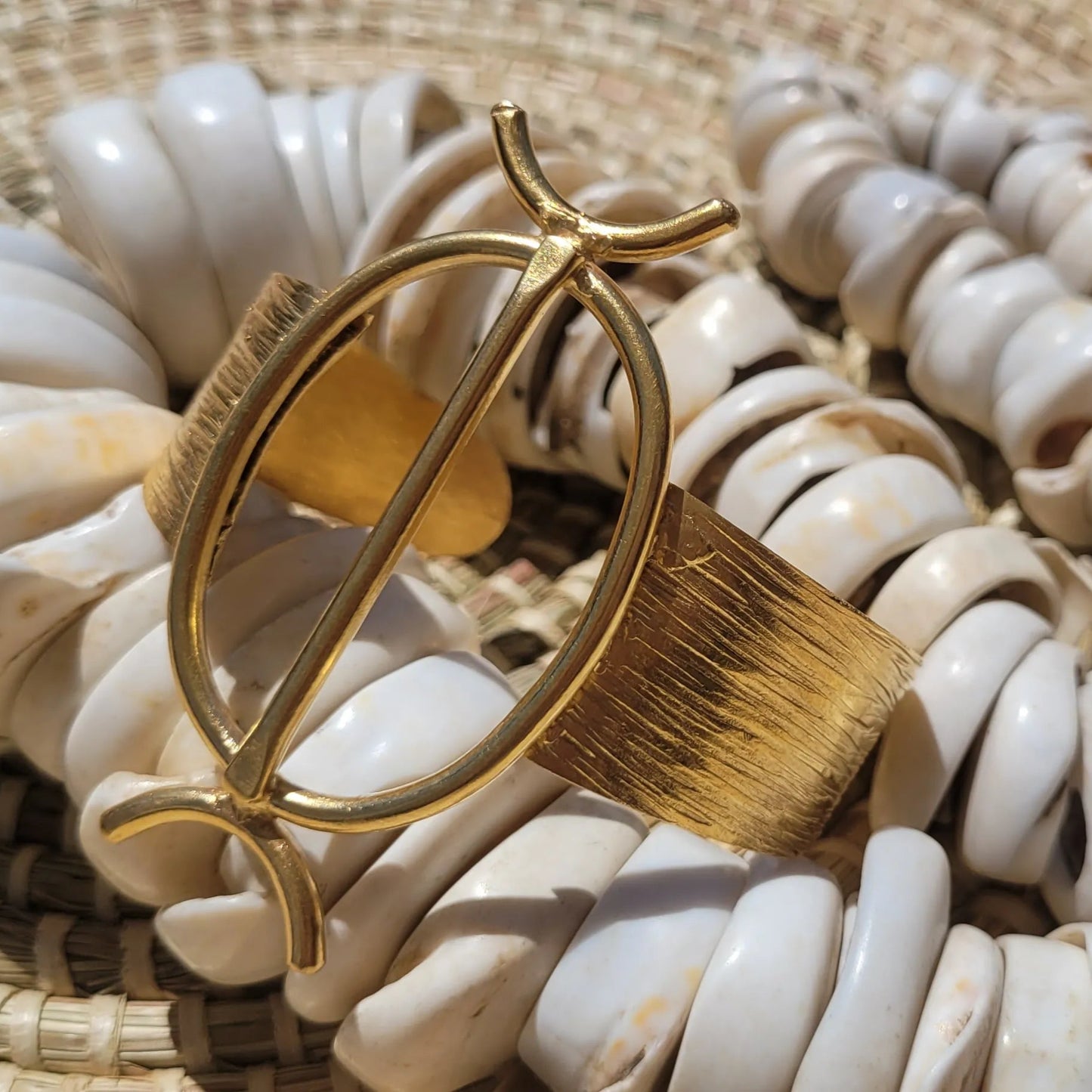 bracelets en bronze Jawo, des bijoux issus de l’artisanat africain avec symboles tribals