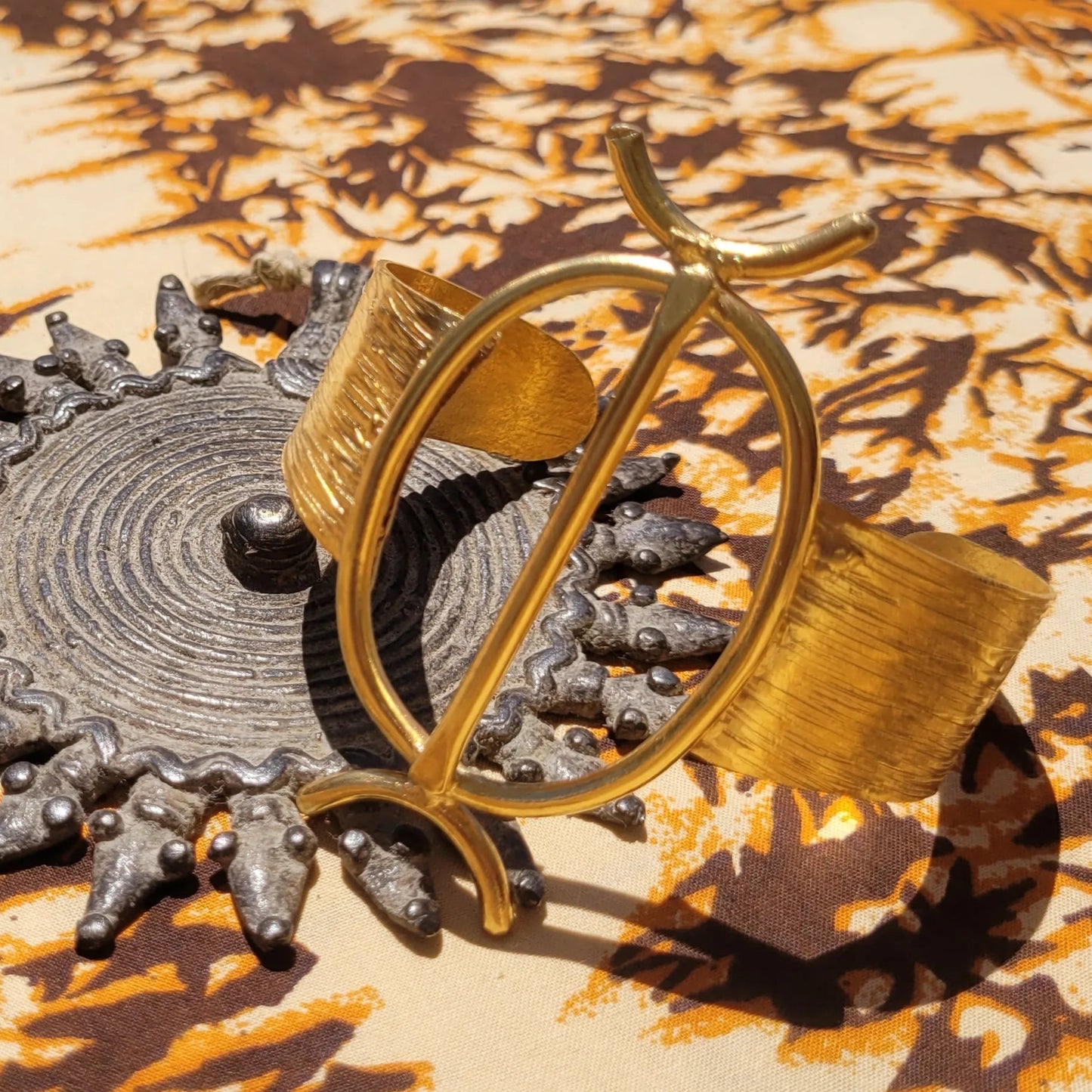 bracelets en bronze Jawo, des bijoux issus de l’artisanat africain au fini brossé