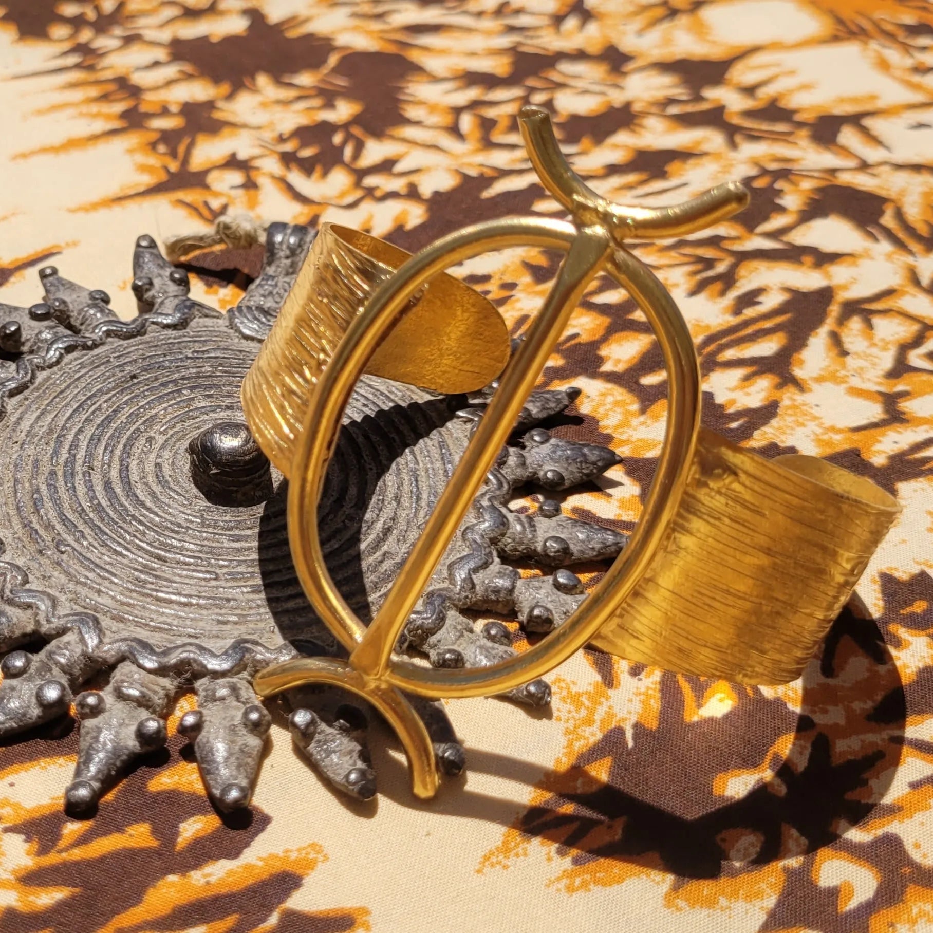 bracelets en bronze Jawo, des bijoux issus de l’artisanat africain au fini brossé