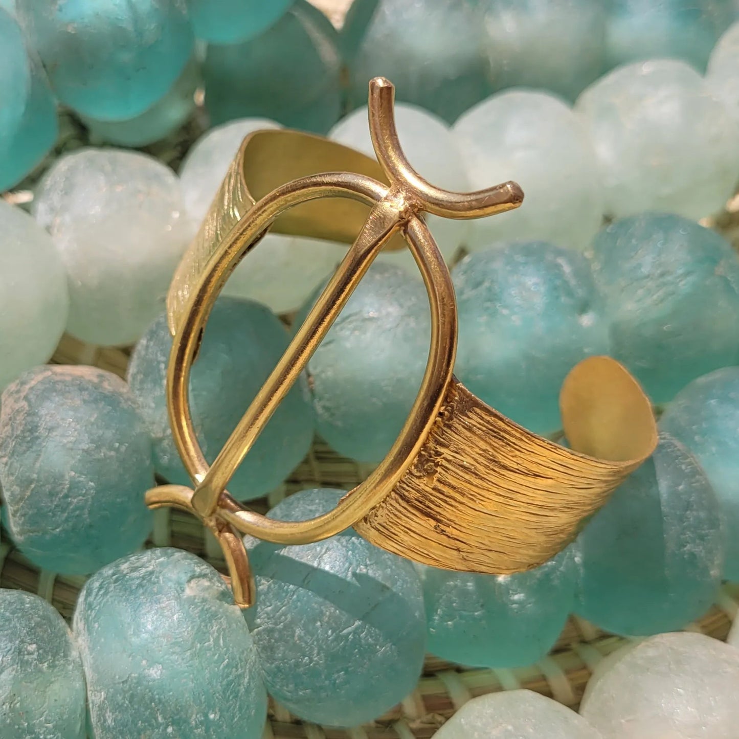 bracelets en bronze Jawo, des bijoux originaux façonnés au Sénégal