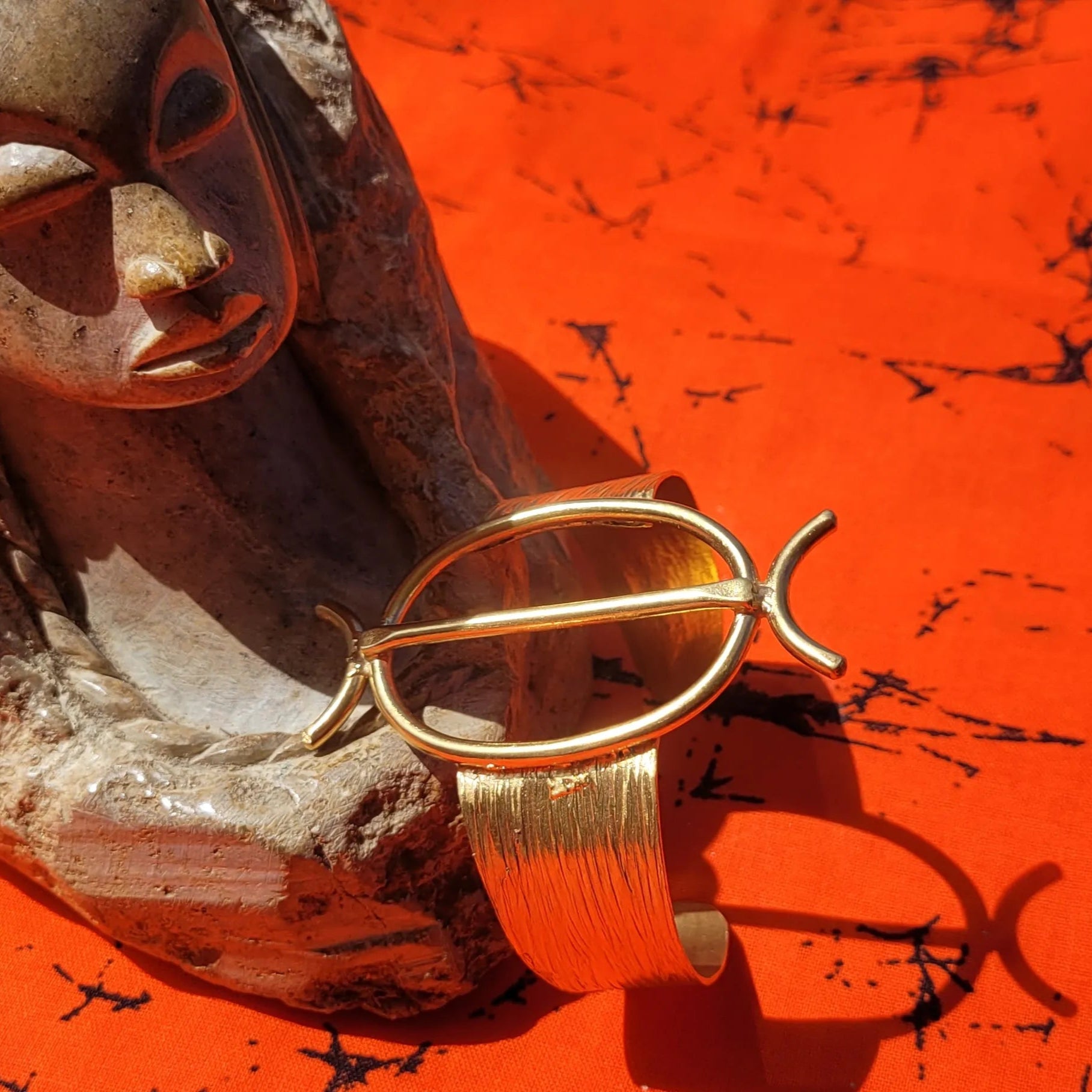 bracelet en bronze Jawo, une manchette dorée pour femme au fini brossé