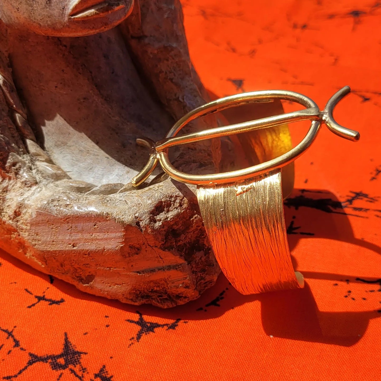 bracelet en bronze Jawo, une manchette dorée pour femme ajustable à tous les poignets