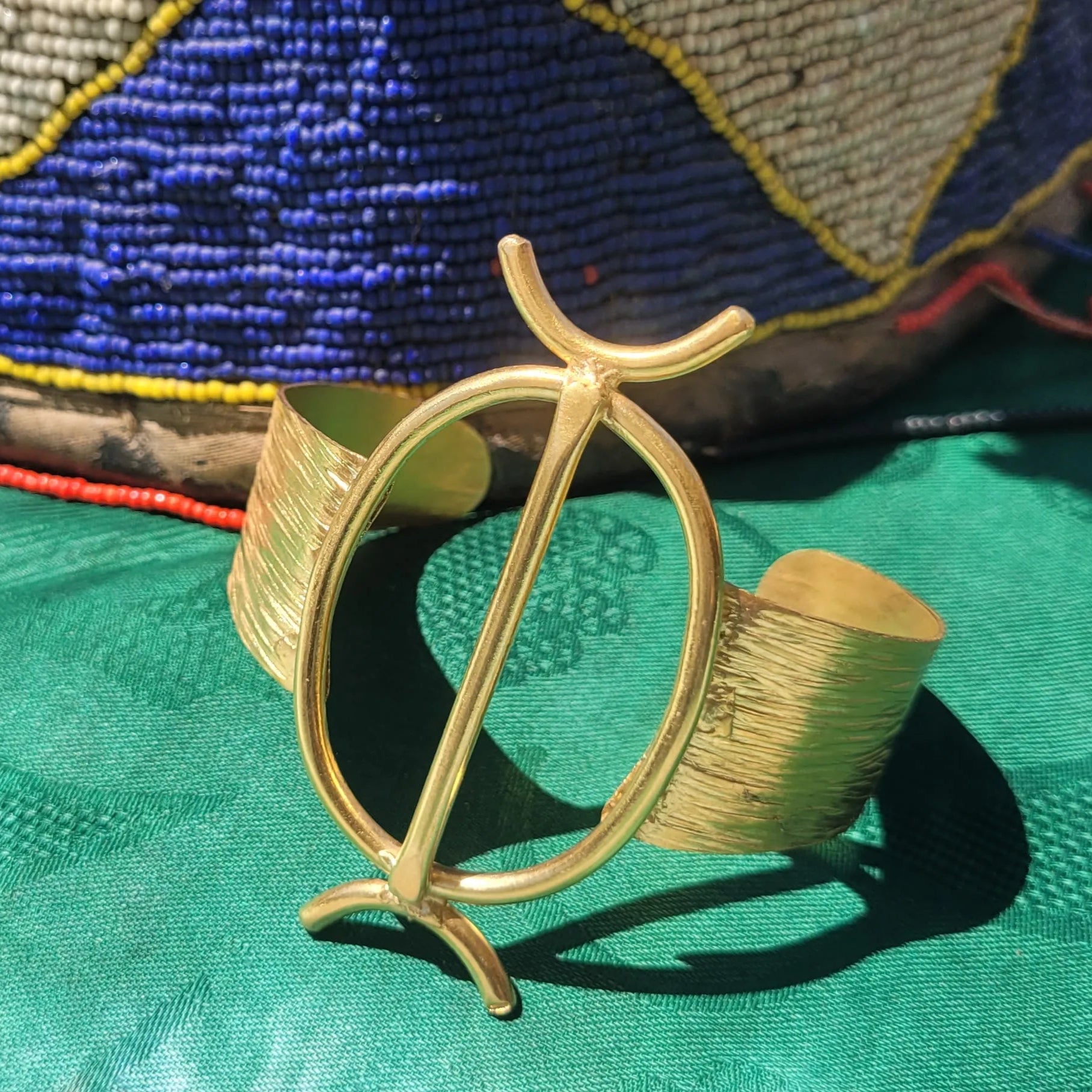 bracelet en bronze Jawo, une manchette dorée pour femme faite main par des artisans dakarois