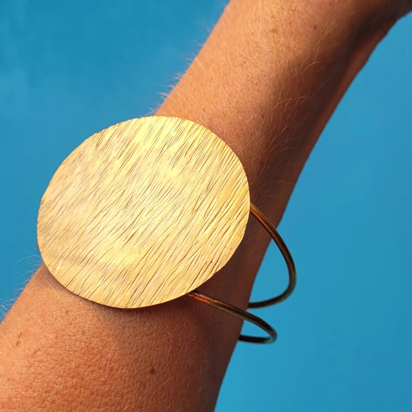 bracelet en bronze Lunja, un bijou africain au fini brossé