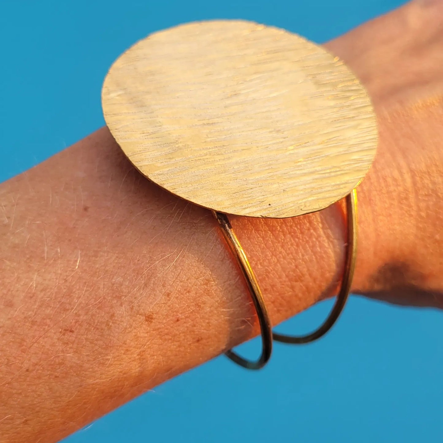 bracelet en bronze Lunja, un bijou africain ajustable à tous les poignets