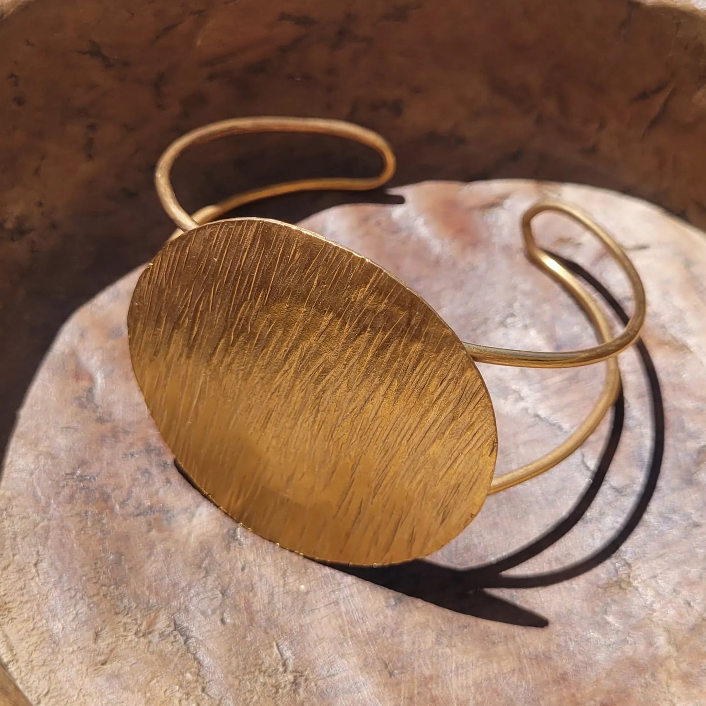 bracelets en bronze Lunja, des bijoux originaux ajustables à tous les poignets