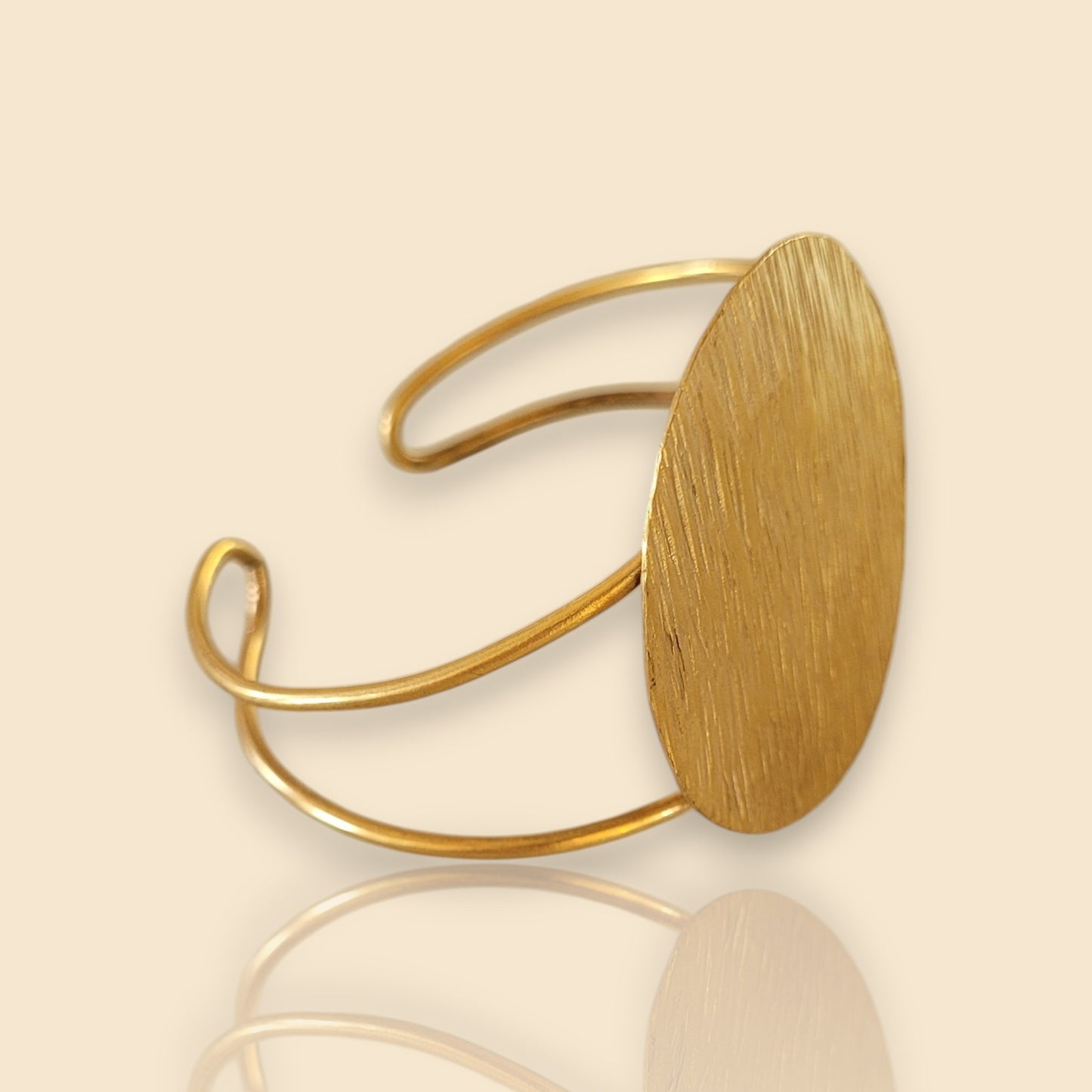 bracelet en bronze Lunja, une manchette dorée pour femme ornée d’un grand disque solaire