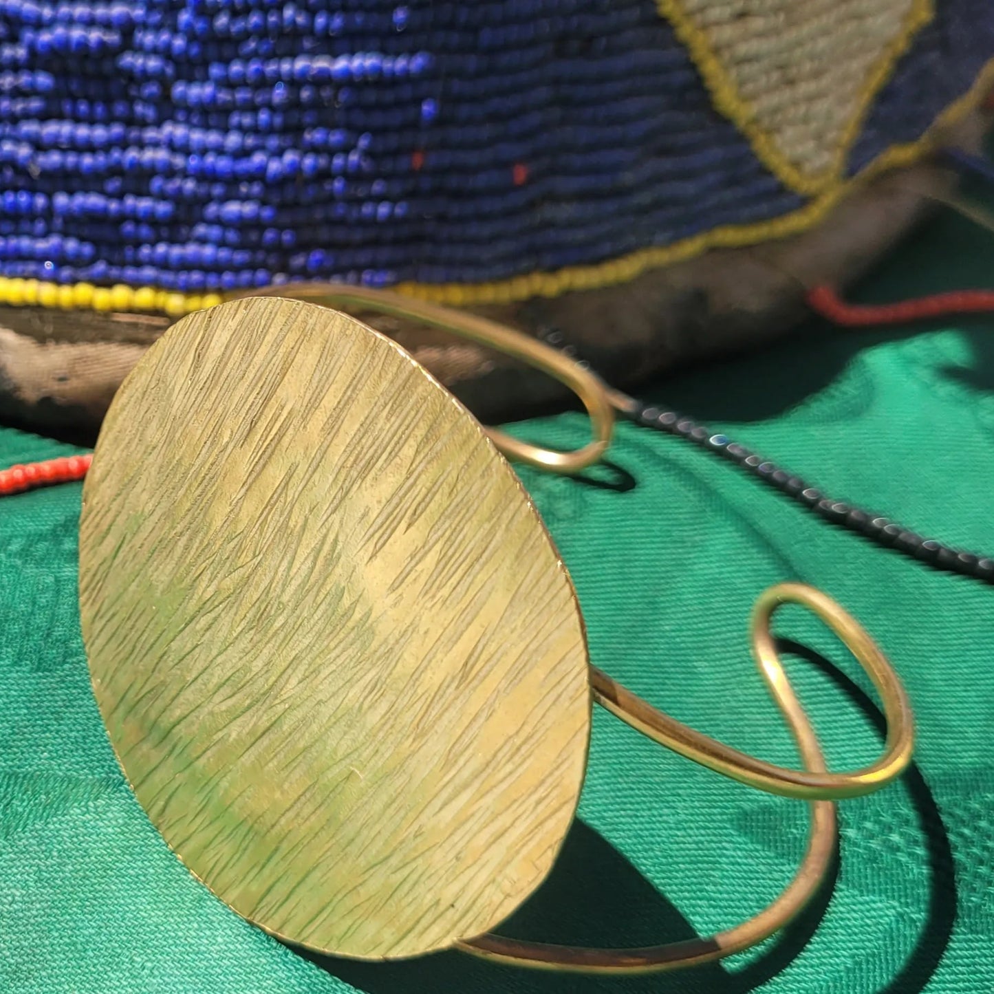 bracelet en bronze Lunja, une manchette dorée pour femme ajustable à tous les poignets