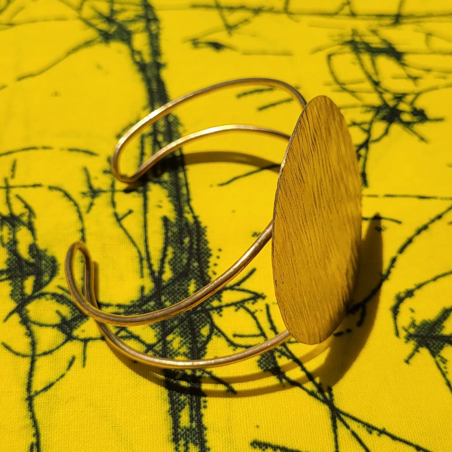 bracelet en bronze Lunja, une manchette dorée pour femme façonnée au Sénégal