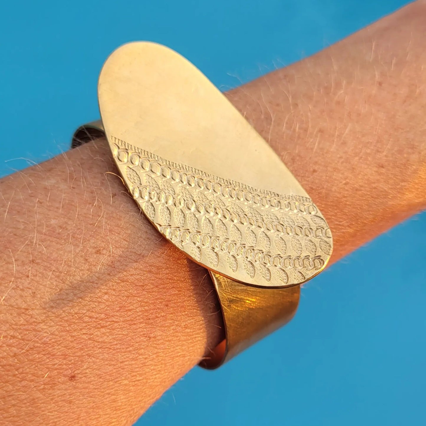 bracelet en bronze Luwana, un bijou africain sublimé par un ovale cambré