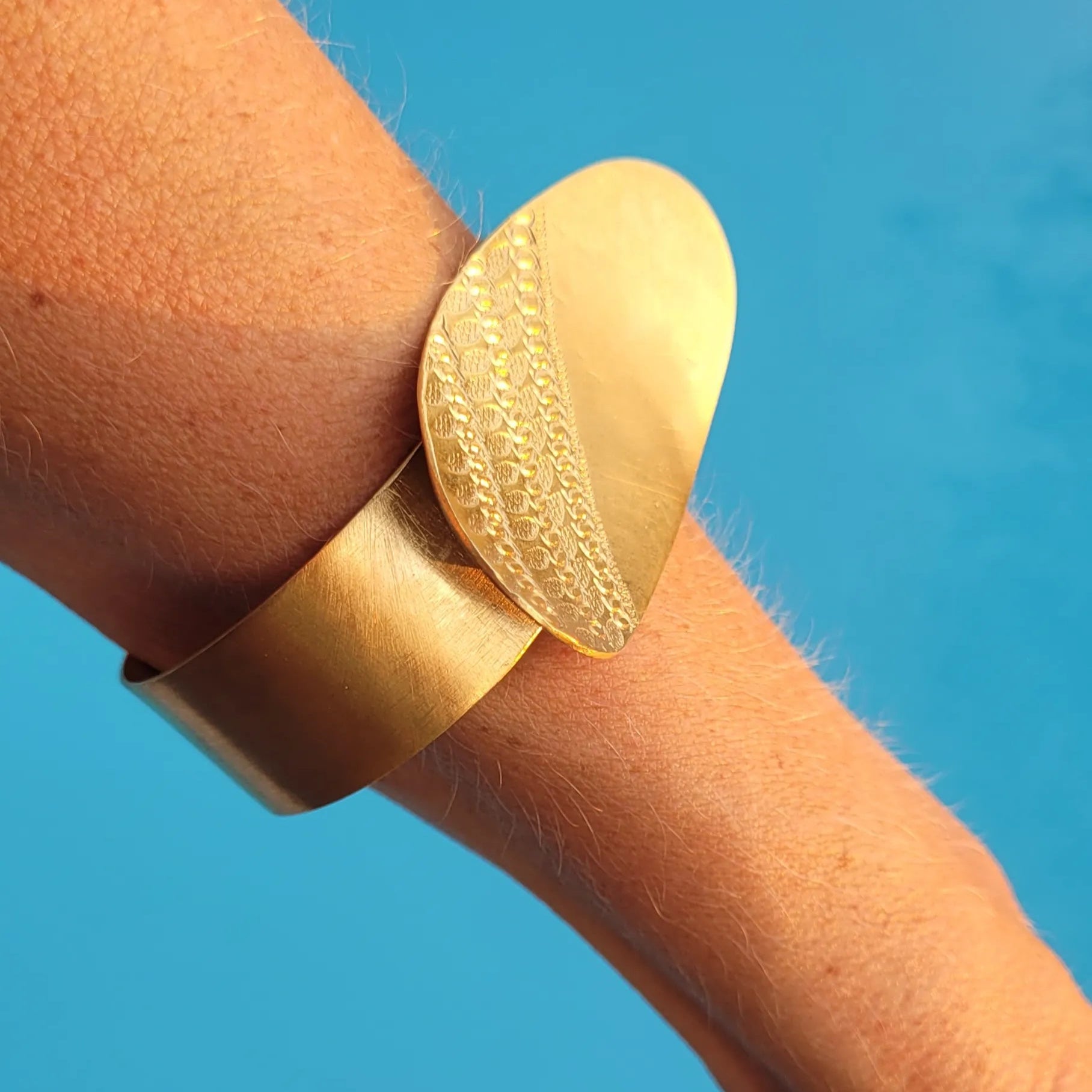 bracelet en bronze Luwana, un bijou africain au fini sculpté et satiné