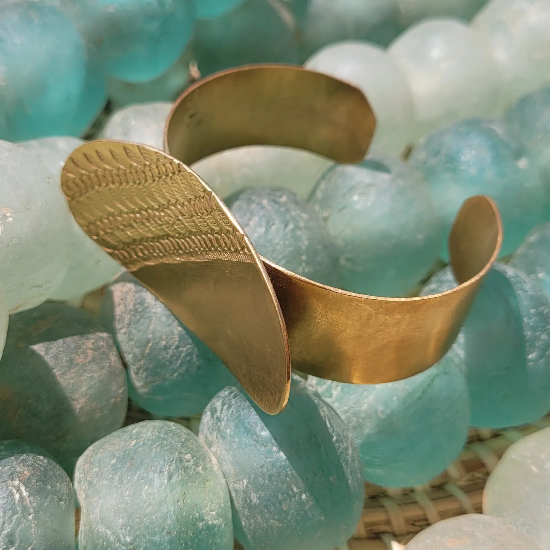 bracelets en bronze Luwana, des bijoux originaux sublimés par un ovale cambré