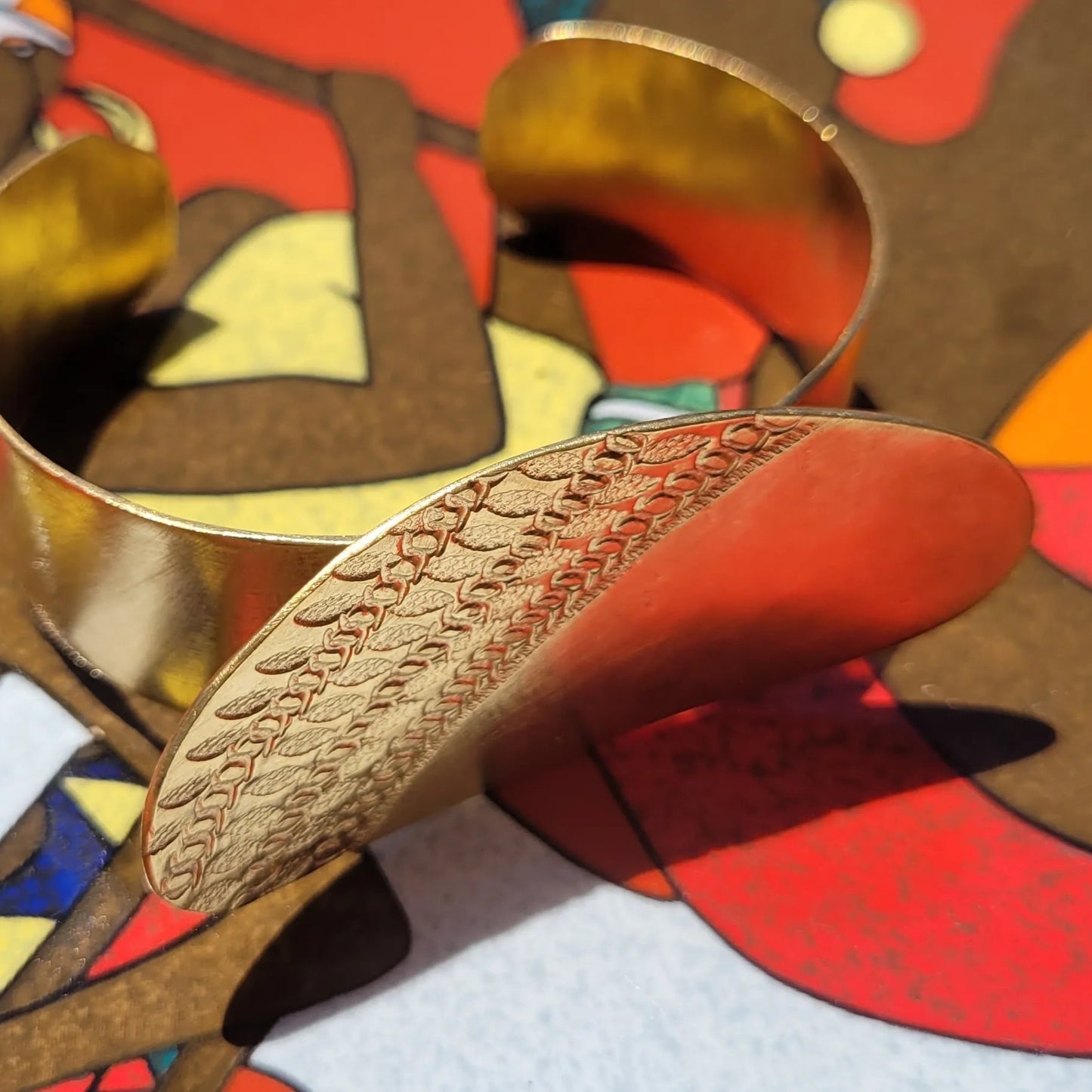 bracelets en bronze Luwana, des bijoux originaux au fini sculpté et satiné