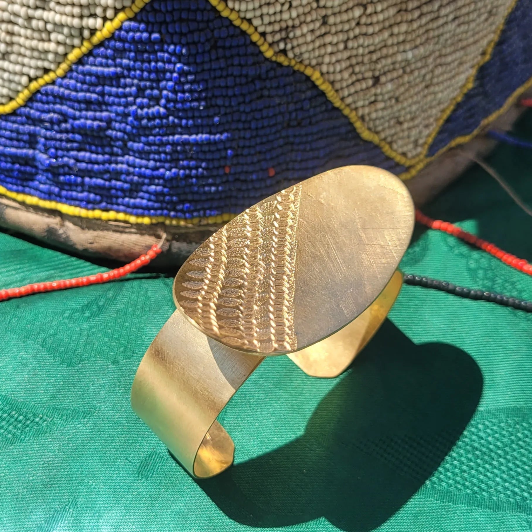 bracelet en bronze Luwana, une manchette dorée pour femme façonnée au Sénégal