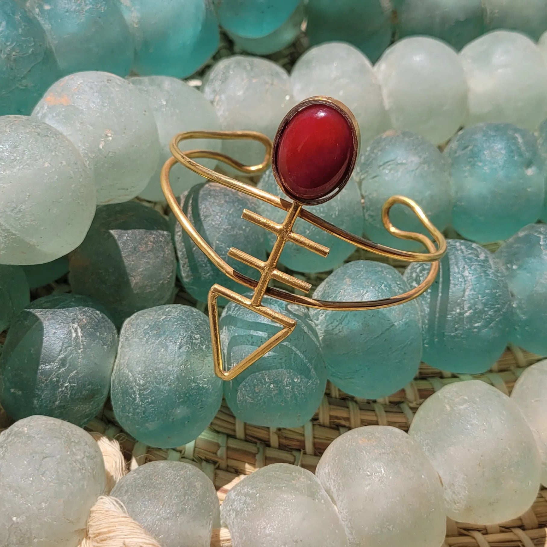 bracelets en bronze Mace, des bijoux originaux avec un cabochon rouge grenat