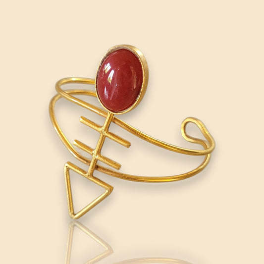 bracelet en bronze Mace, une manchette dorée pour femme avec un cabochon rouge grenat
