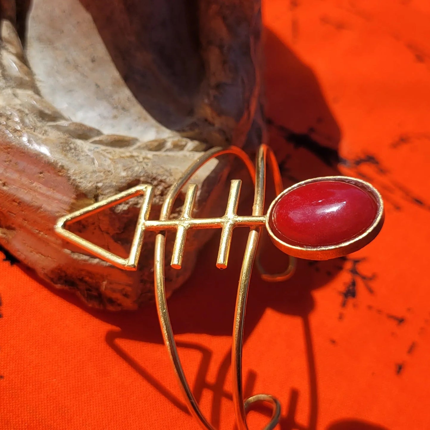 bracelet en bronze Mace, une manchette dorée pour femme ajustable à tous les poignets