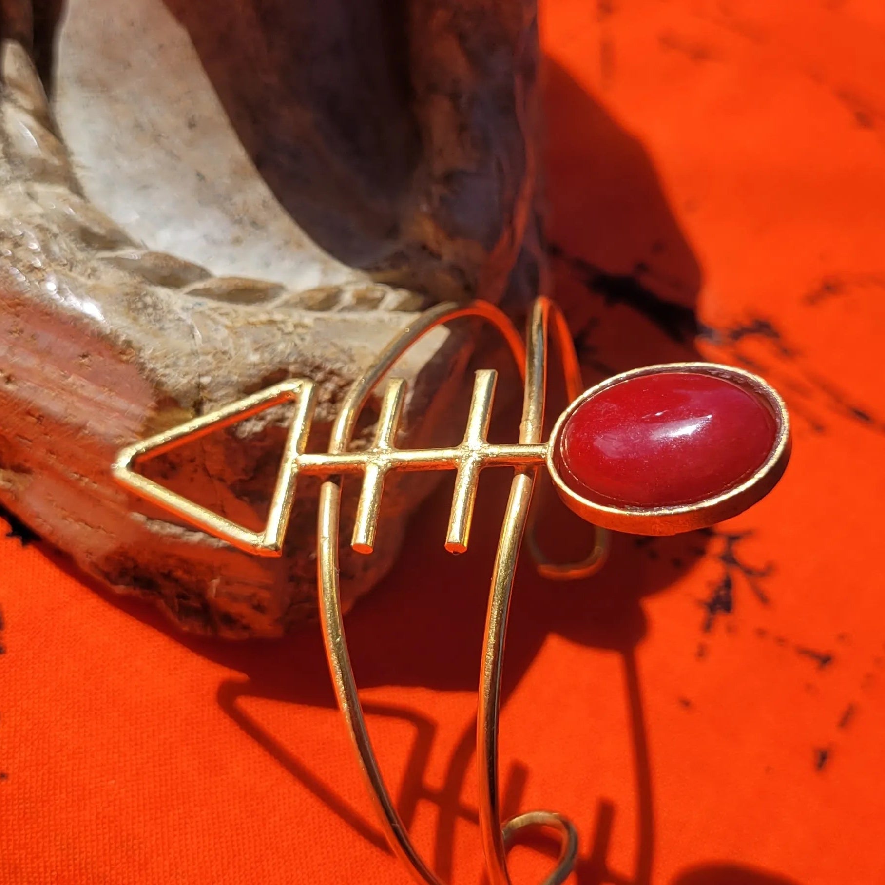 bracelet en bronze Mace, une manchette dorée pour femme ajustable à tous les poignets