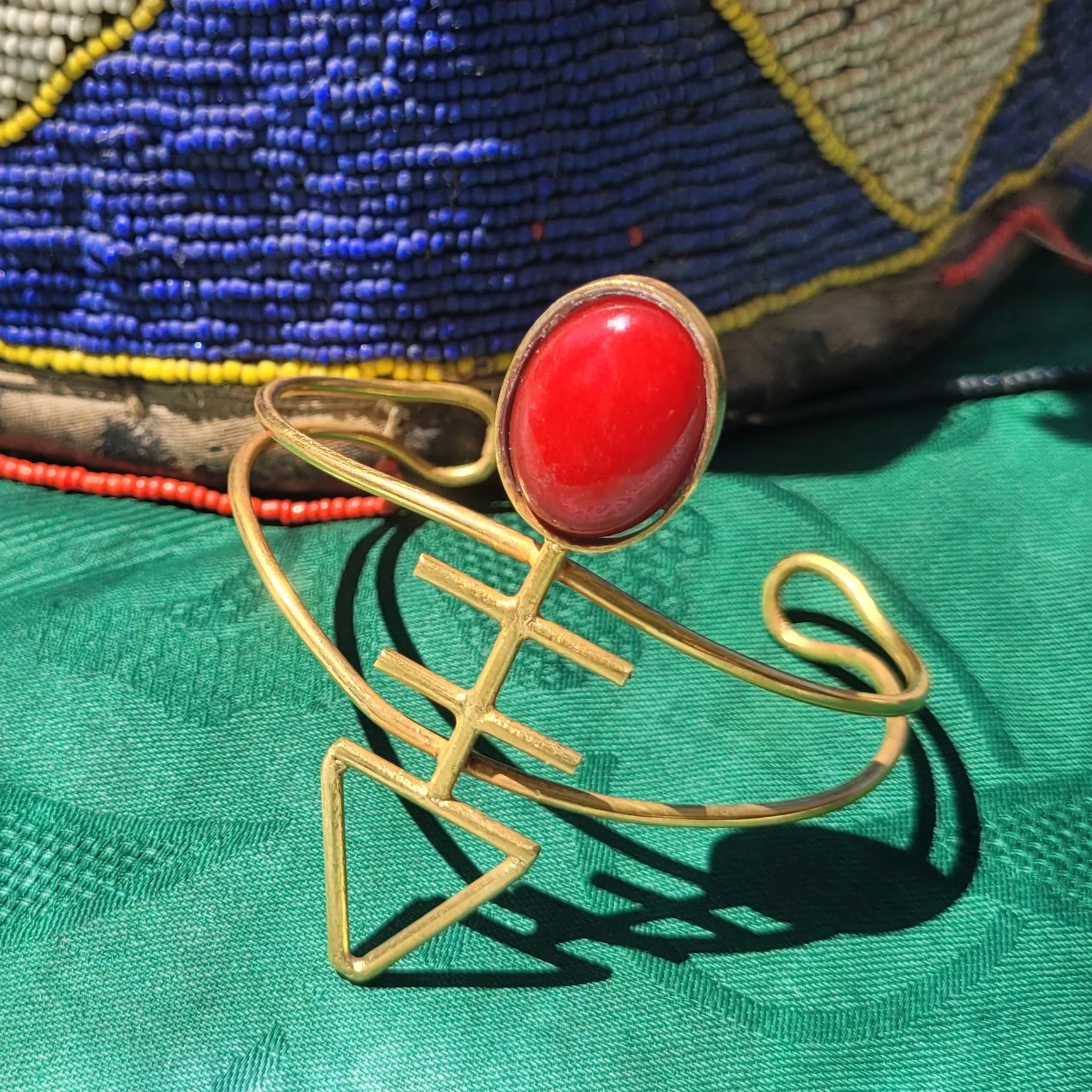 bracelet en bronze Mace, une manchette dorée pour femme façonnée au Sénégal