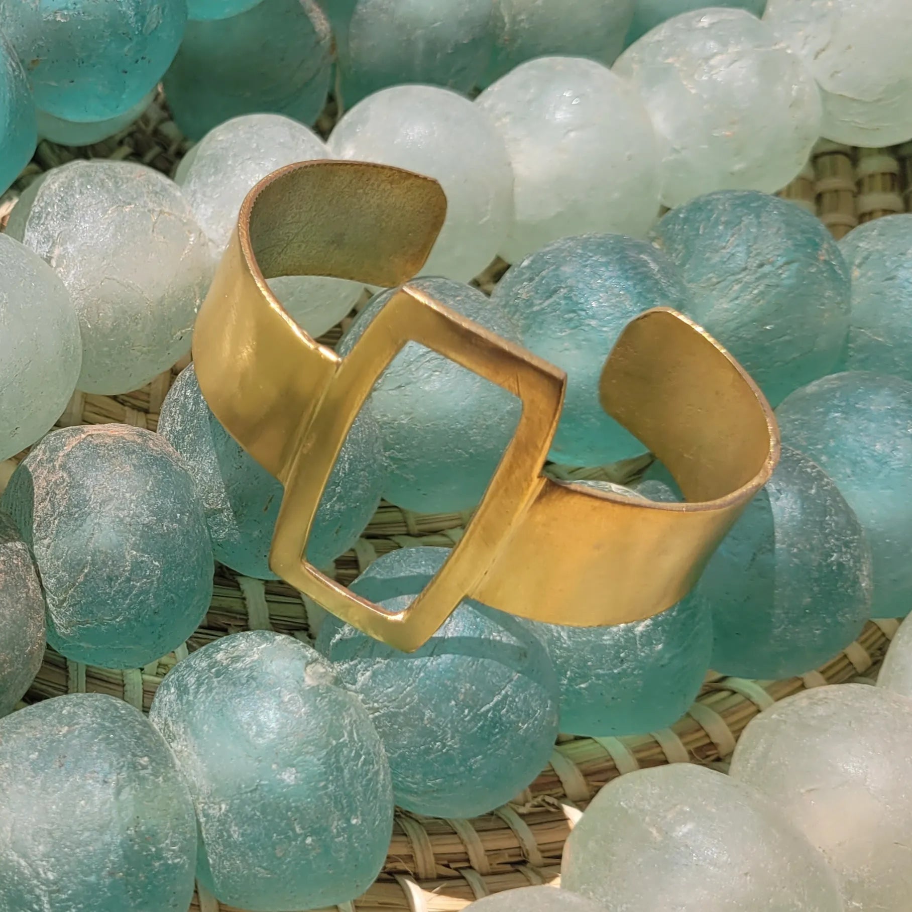 bracelets en bronze Murabba, des bijoux originaux aux faux rectangles ajourés